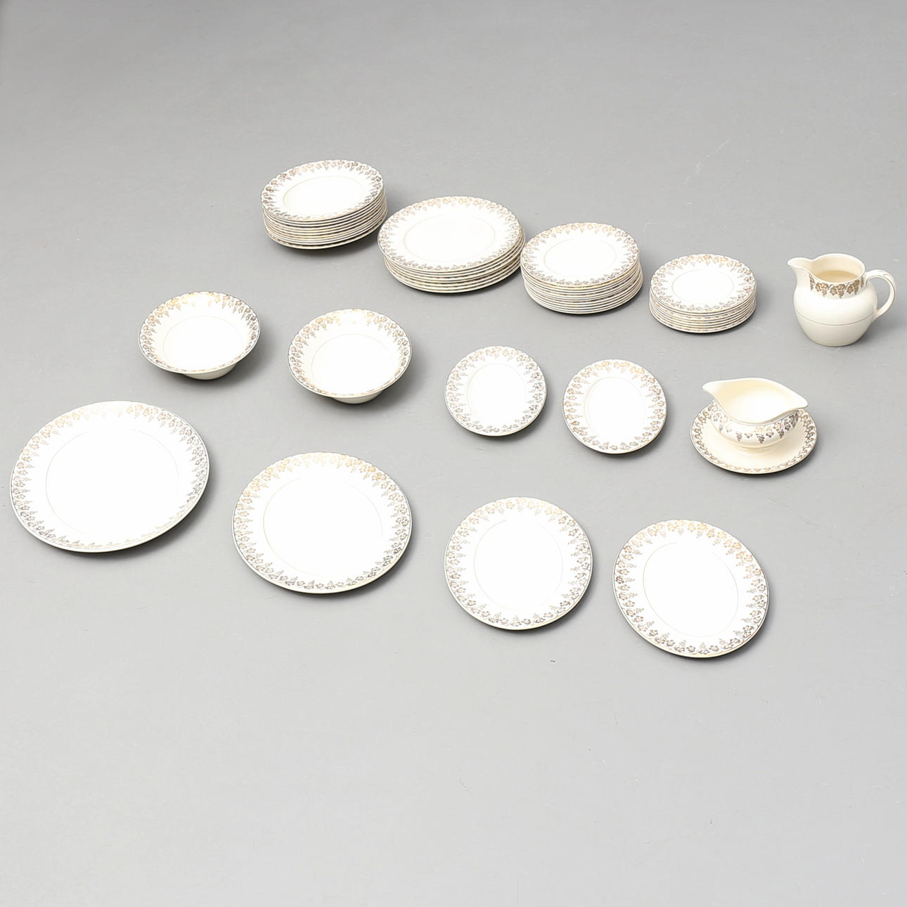 MATSERVISDELAR i porslin, 50 delar, Grape Vine, Myott Son & Co Ltd, England.