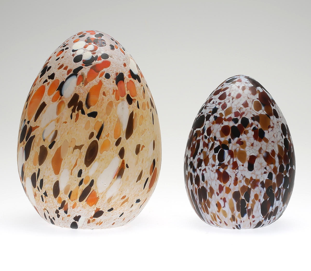 MONICA BACKSTRÖM. Skulpturer, 2 st, föreställande ägg, signerade, Boda Ateljé.