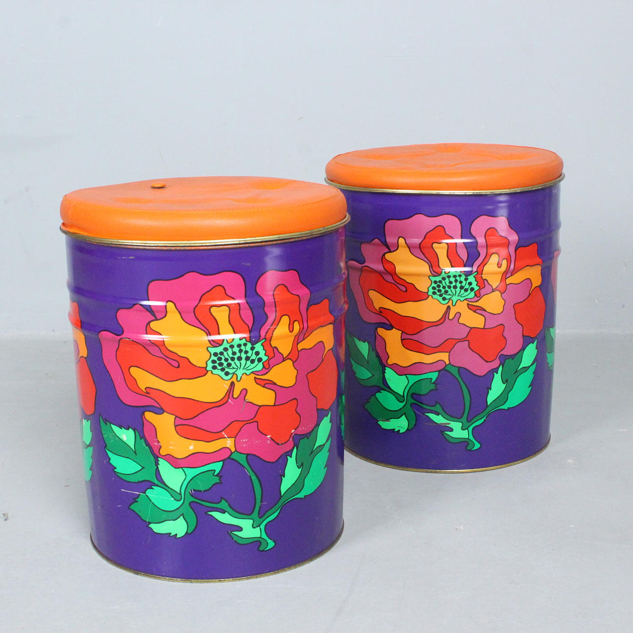 Paar Hocker / Blechtonnen mit Blumenmotiv.