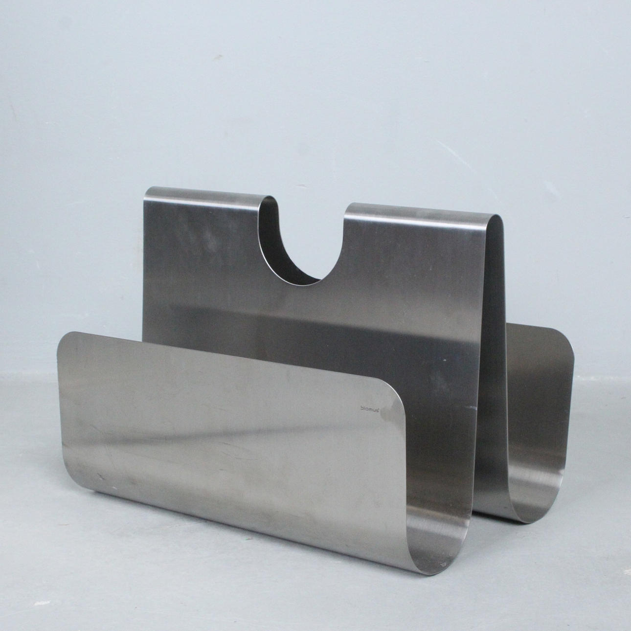 KUKKA. Lehtiteline/aikakauslehtiteline, malli 'Wactor', ruostumaton teräs.