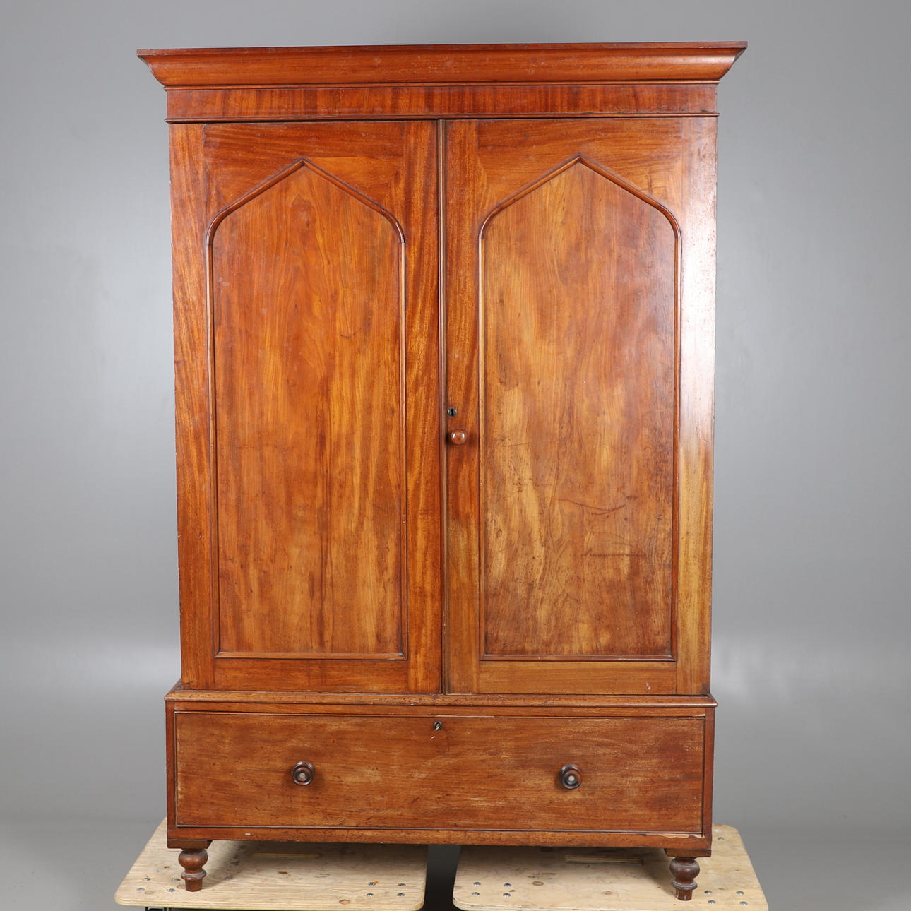 EIN VIKTORIANISCHER KLEIDERSCHRANK AUS MAHAGONI.