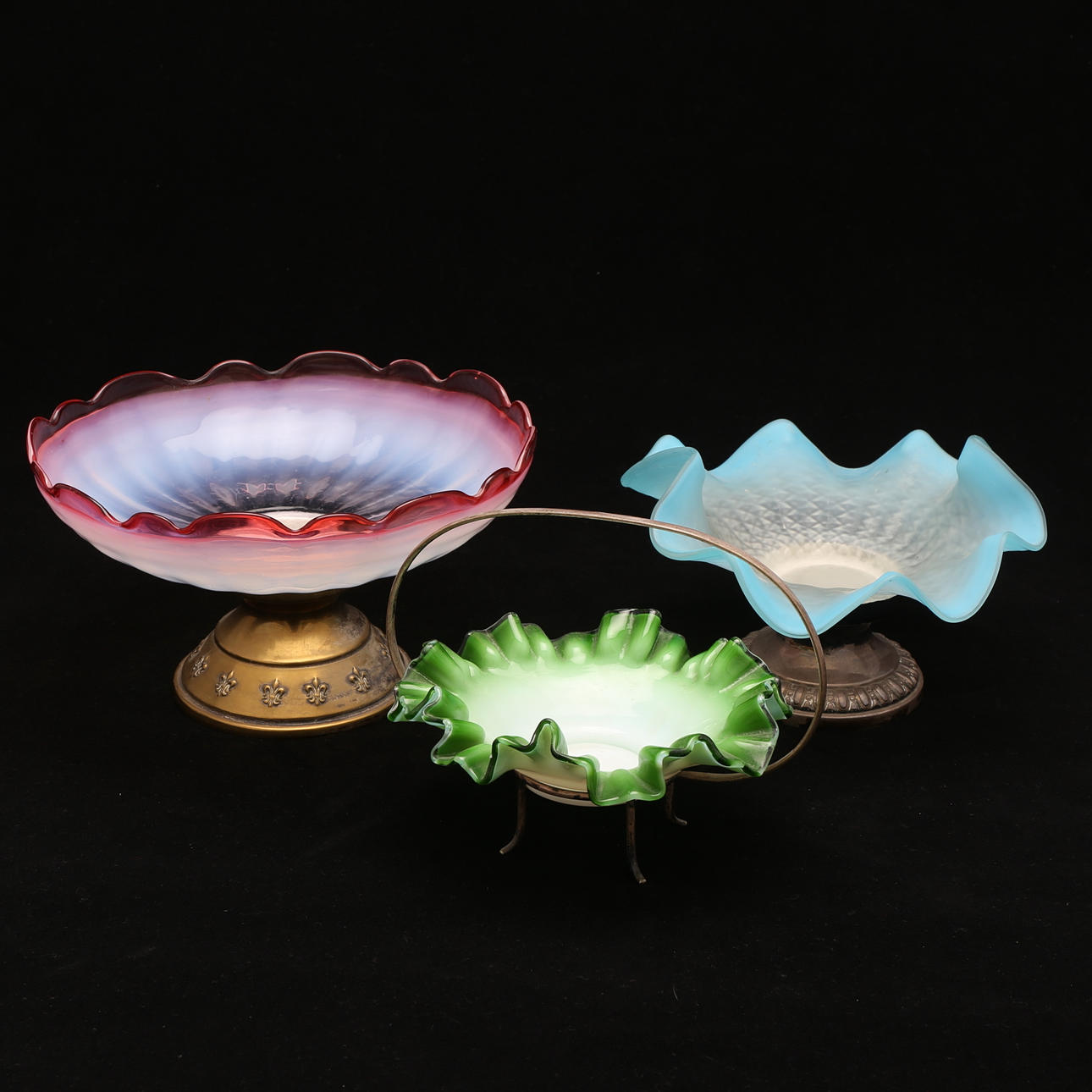 SKÅLAR, 3 st, veckade glasskålar på nysilverfot, 1800/1900-tal.