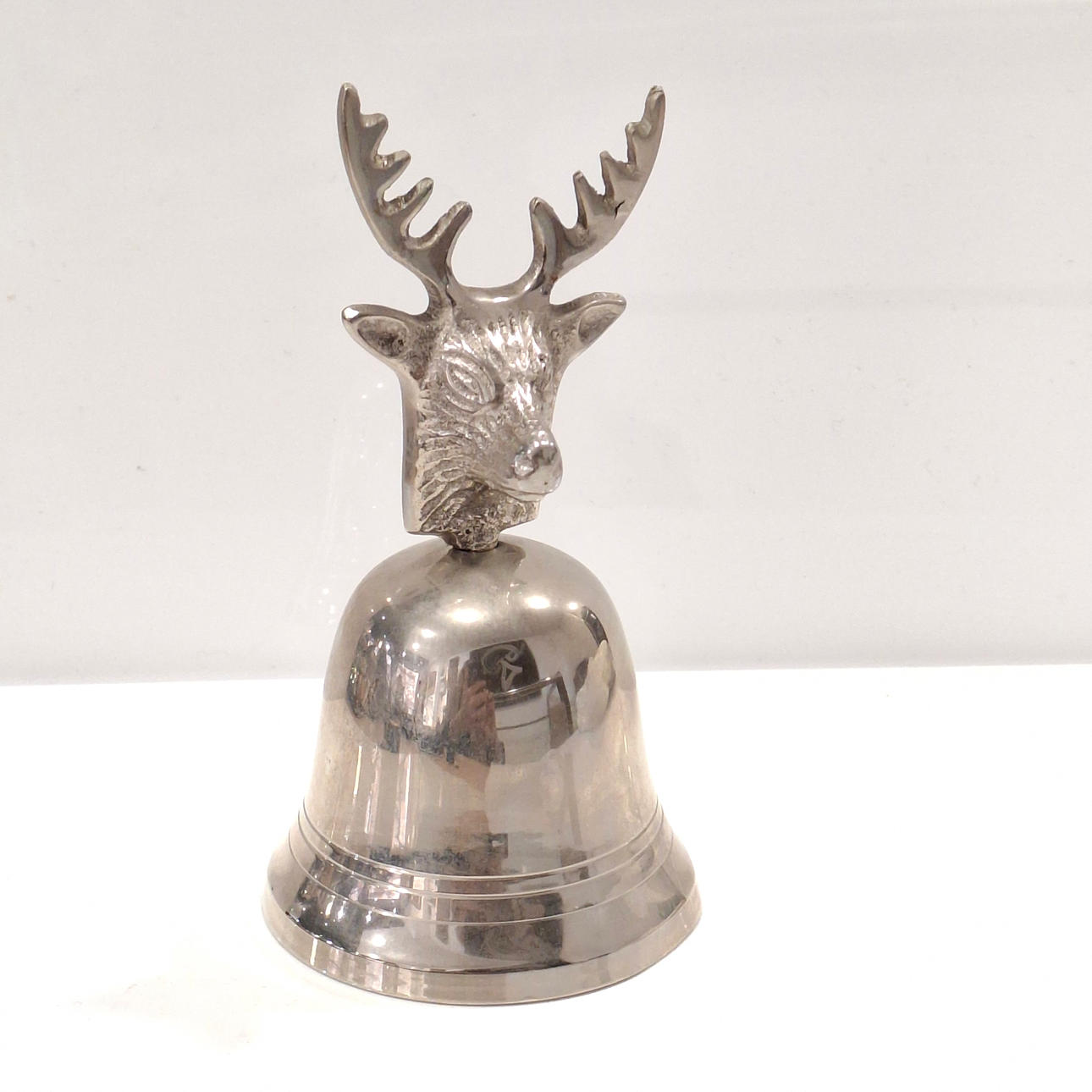 Table bell with deer head in silver alpaca.