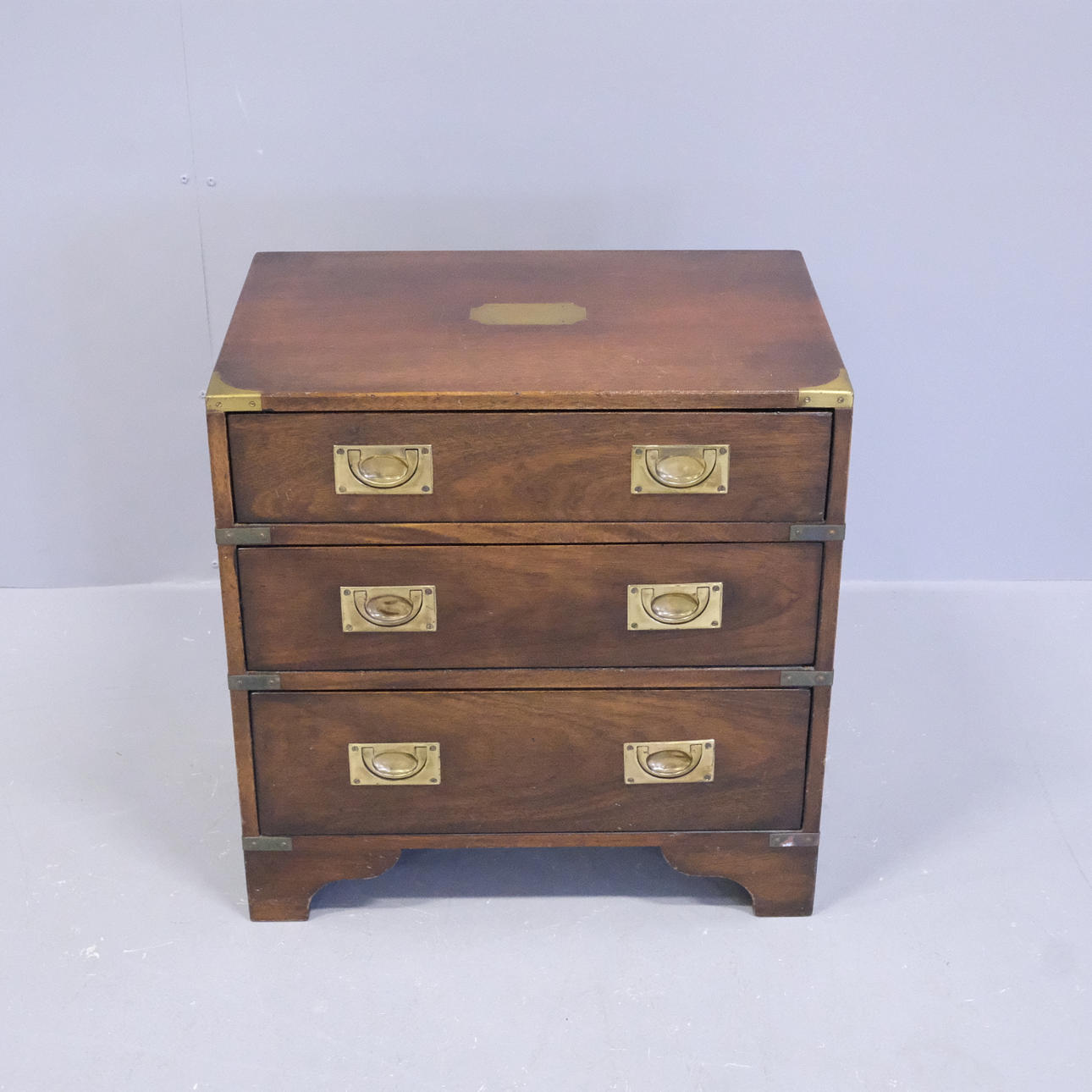 Kommode SCHUBLADEN, ENGLISCHER STIL.