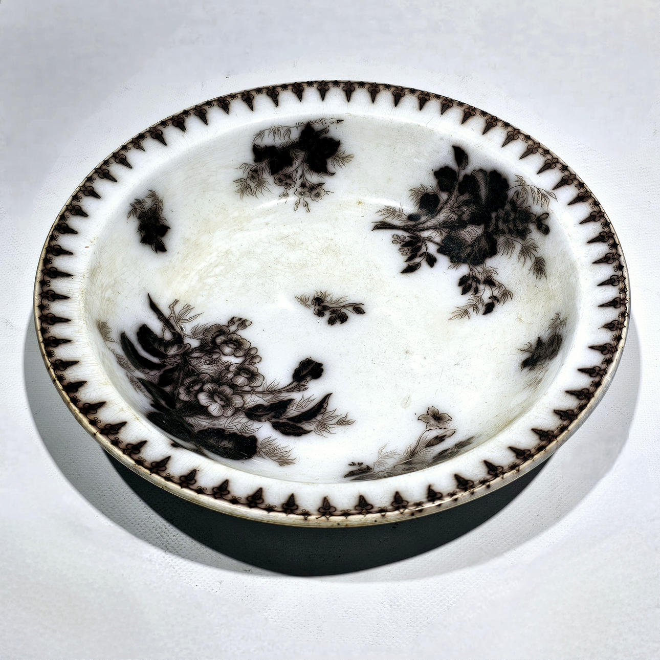 Flore U&C Sarreguemines earthenware salad bowl. Circa 1900.