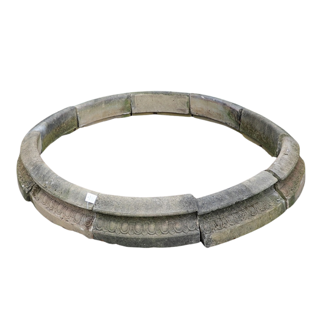 EINE TEICHUMRANDUNG AUS BETON.