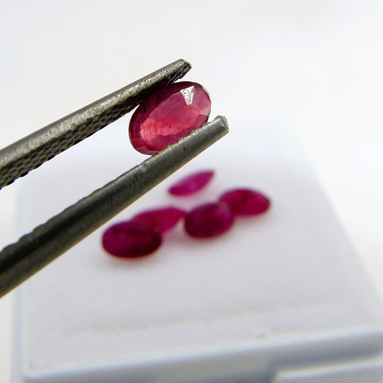 ETT PAKET LÖSA RUBINER.