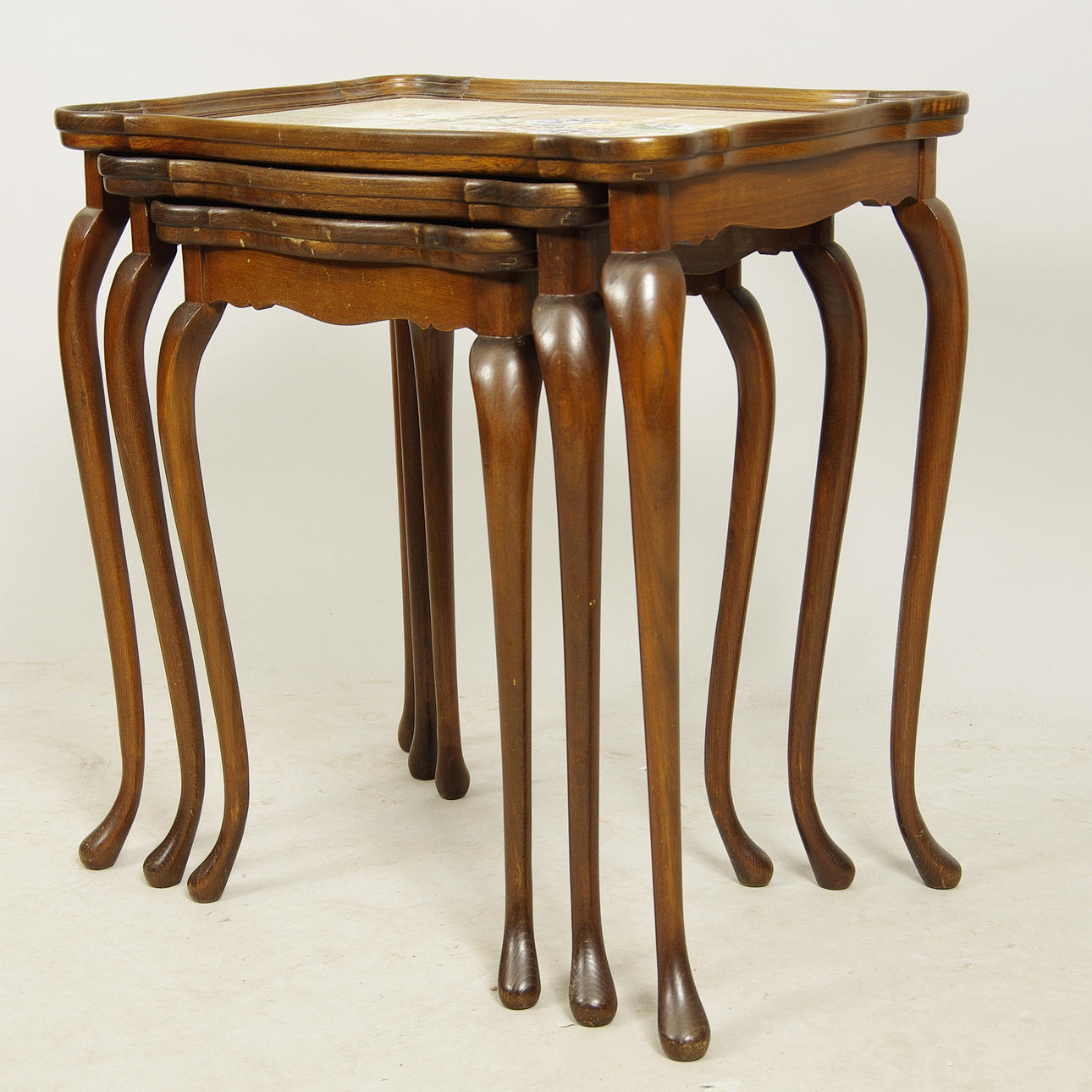 SATSBORD, 3 delar, mahogny med kakelskivor, rokokostil.