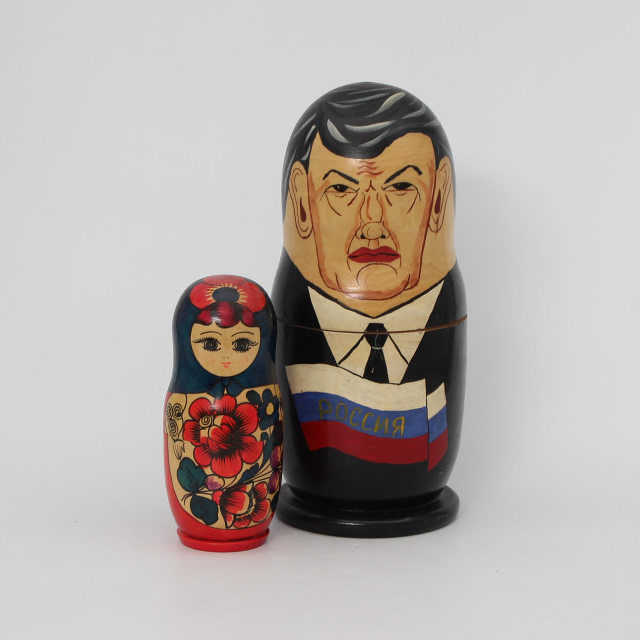 BABUSHKA/MATRYOSHKA, DOS MUÑECAS RUSAS.