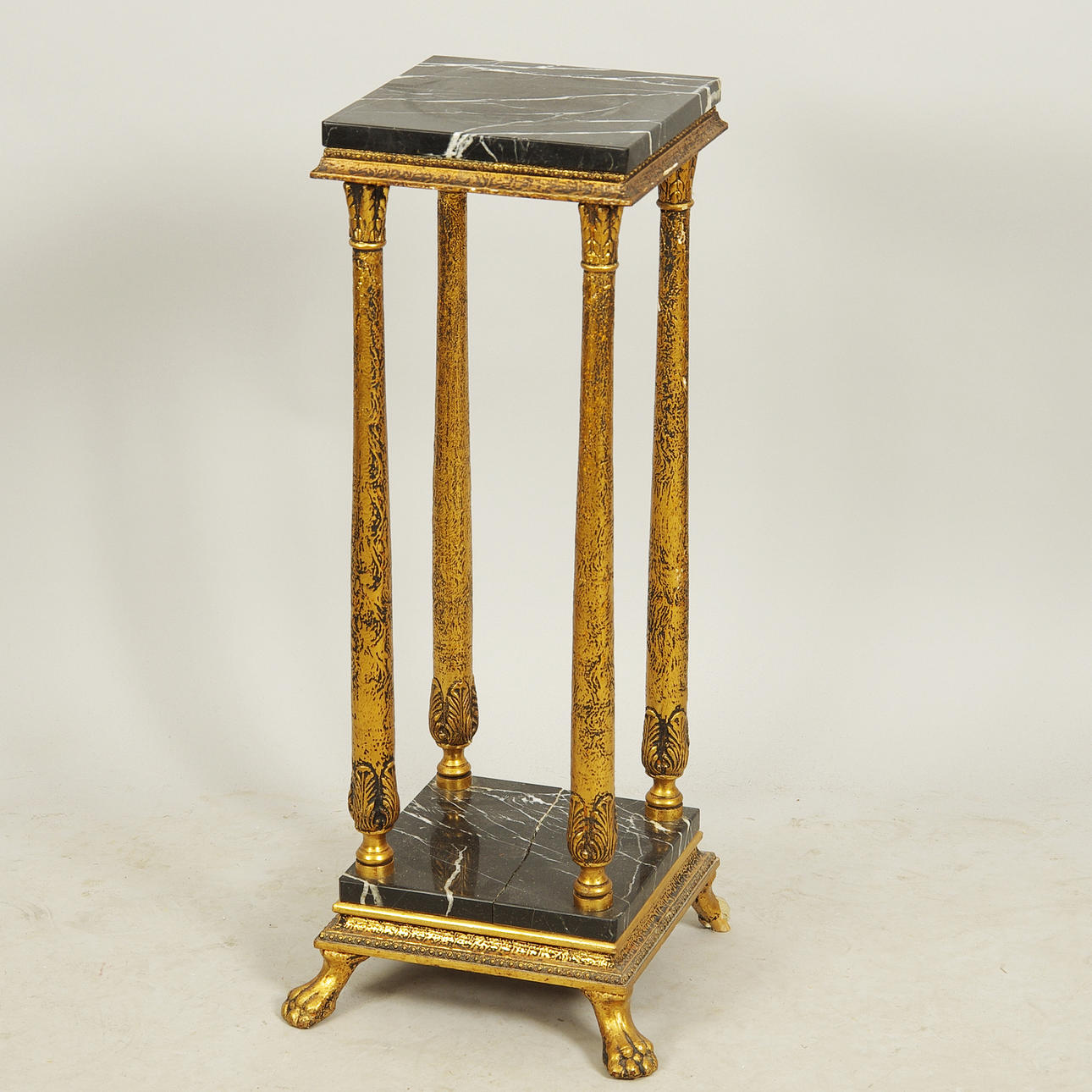 PIEDESTAL, förgylld med marmorskivor.