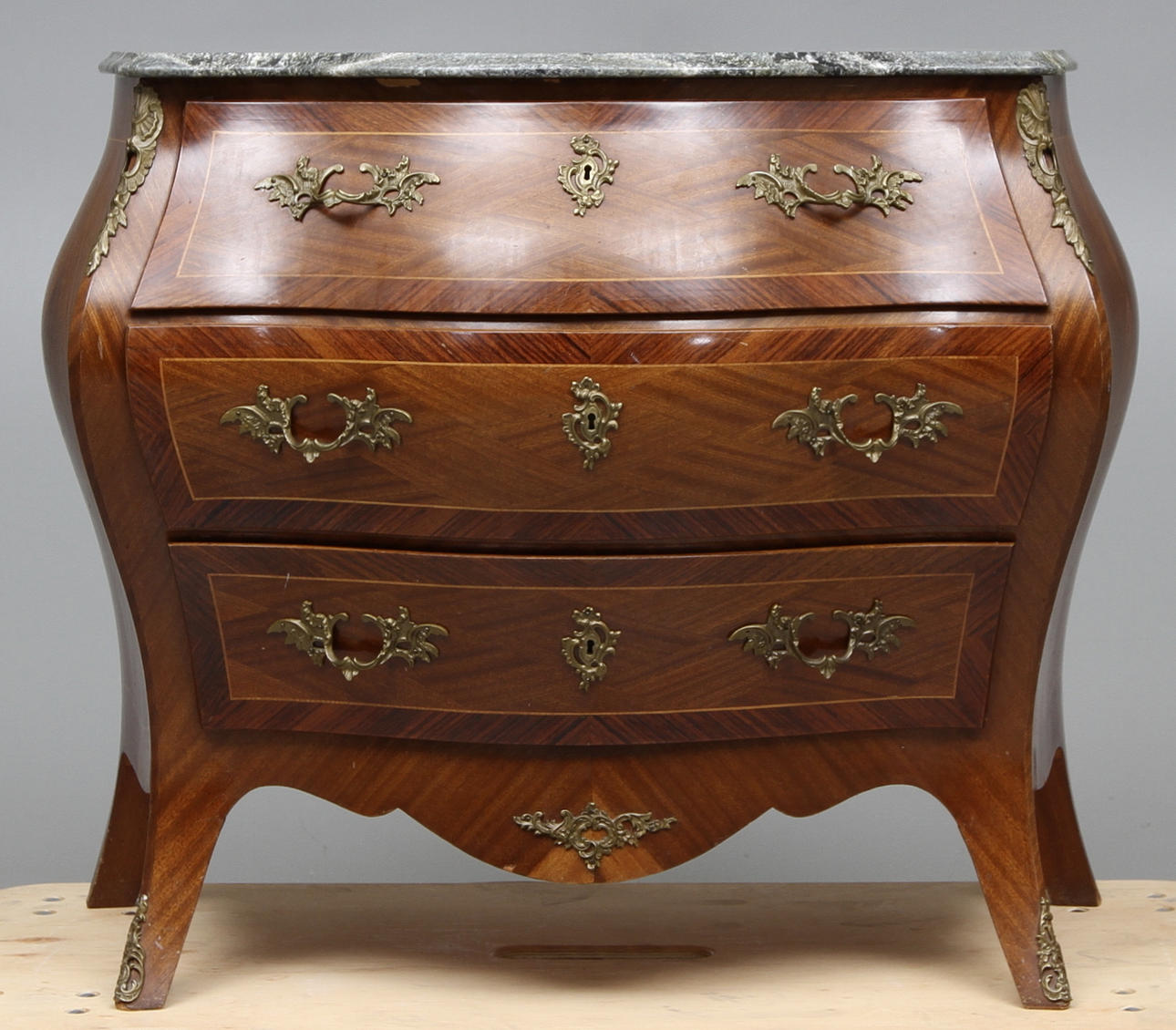 BYRÅ MED STENSKIVA, rokokostil, 1900 tal.