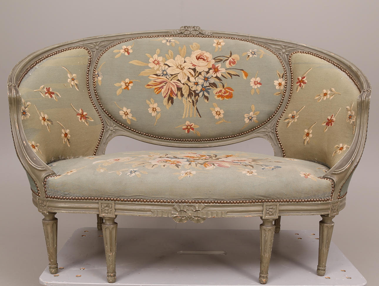 SOFFA, badkarsmodell, Louis XVI-stil, 1830-tal, blomdekor.