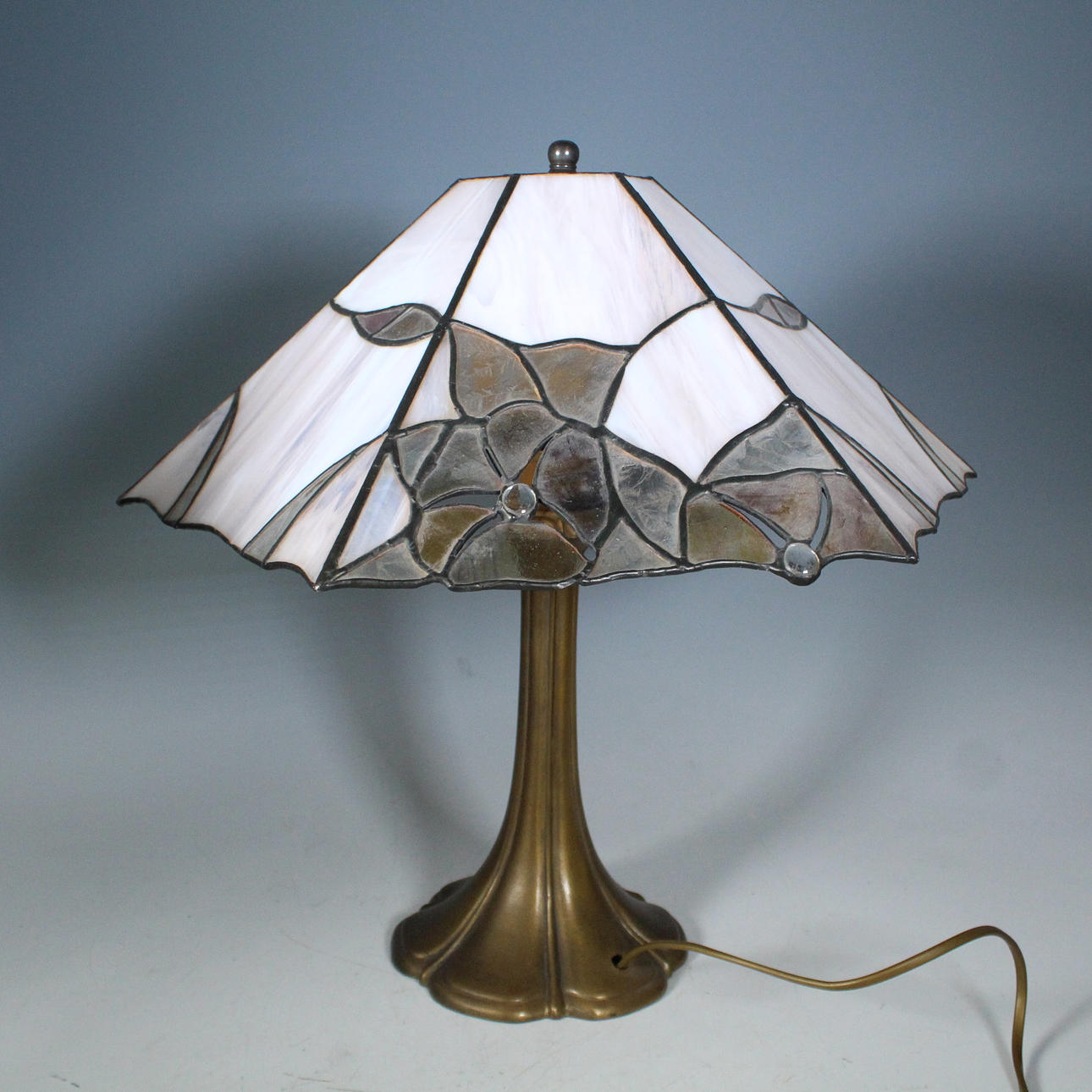 HONSEL. Tiffany style table lamp by Honsel.