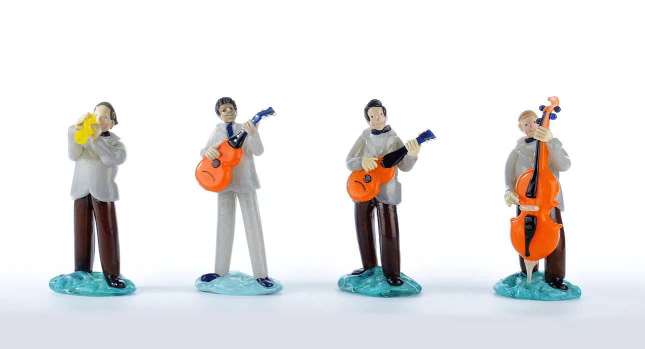 FIGURINER, färgat glas, Böhmen, föreställande jazzband.