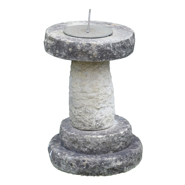 UN RELOJ DE SOL COMPUESTO DE PIEDRA.