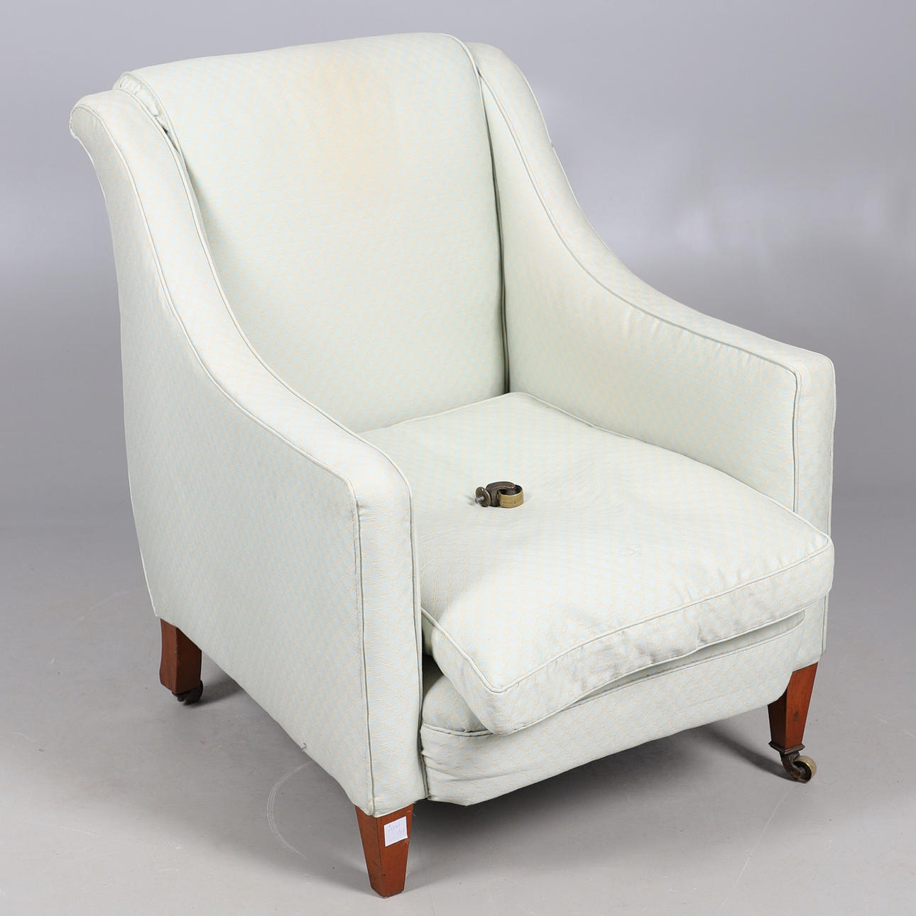 VIKTORIAANINEN PEHMEÄ NOJATUOLI.