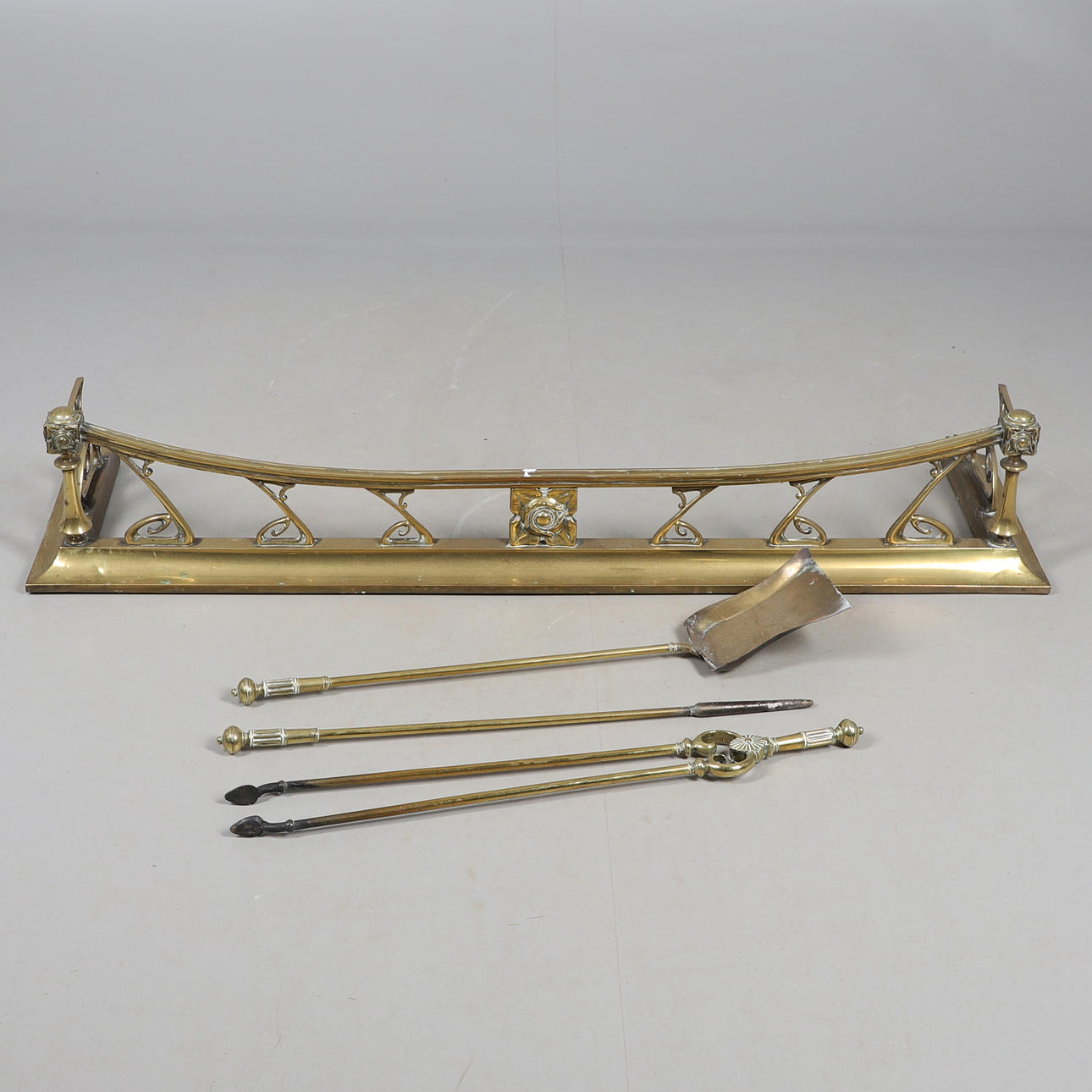 STOR MÄSSING ART NOUVEAU FENDER & ELDSTRYKJÄRN.