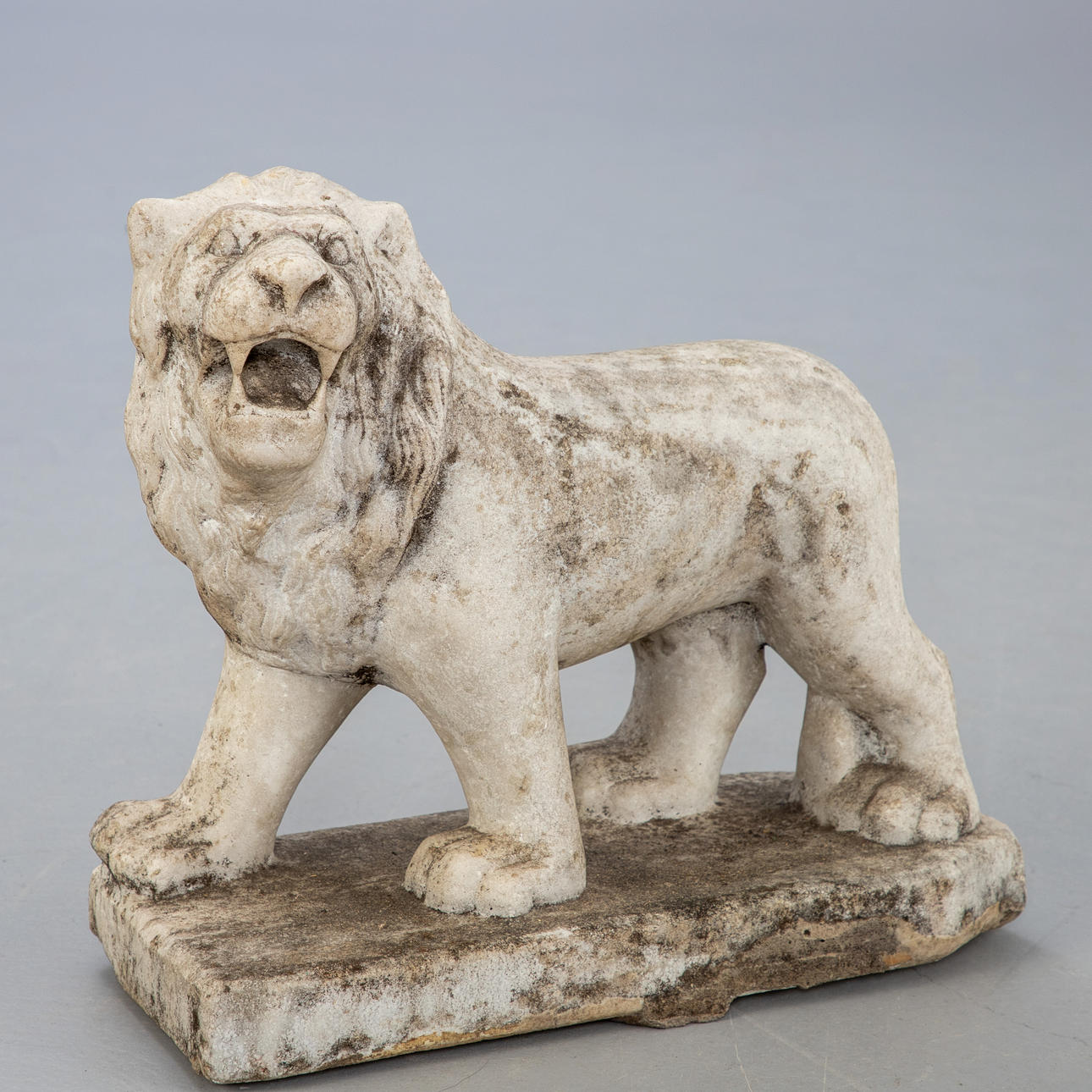 stegande lejon, marmor.