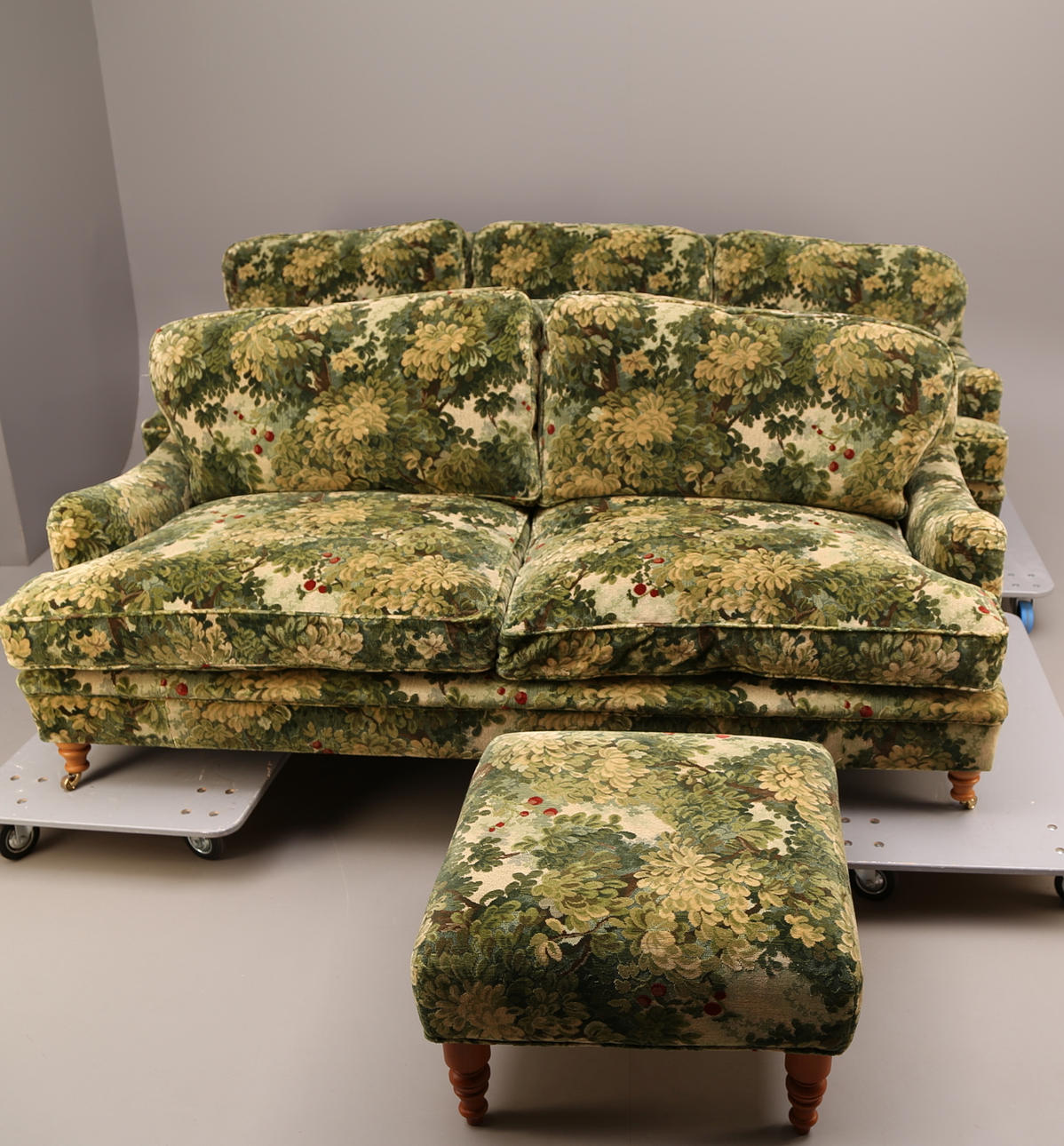 SOFFGRUPP, 3 delar, två soffor + fotpall, England, 1990-talet.