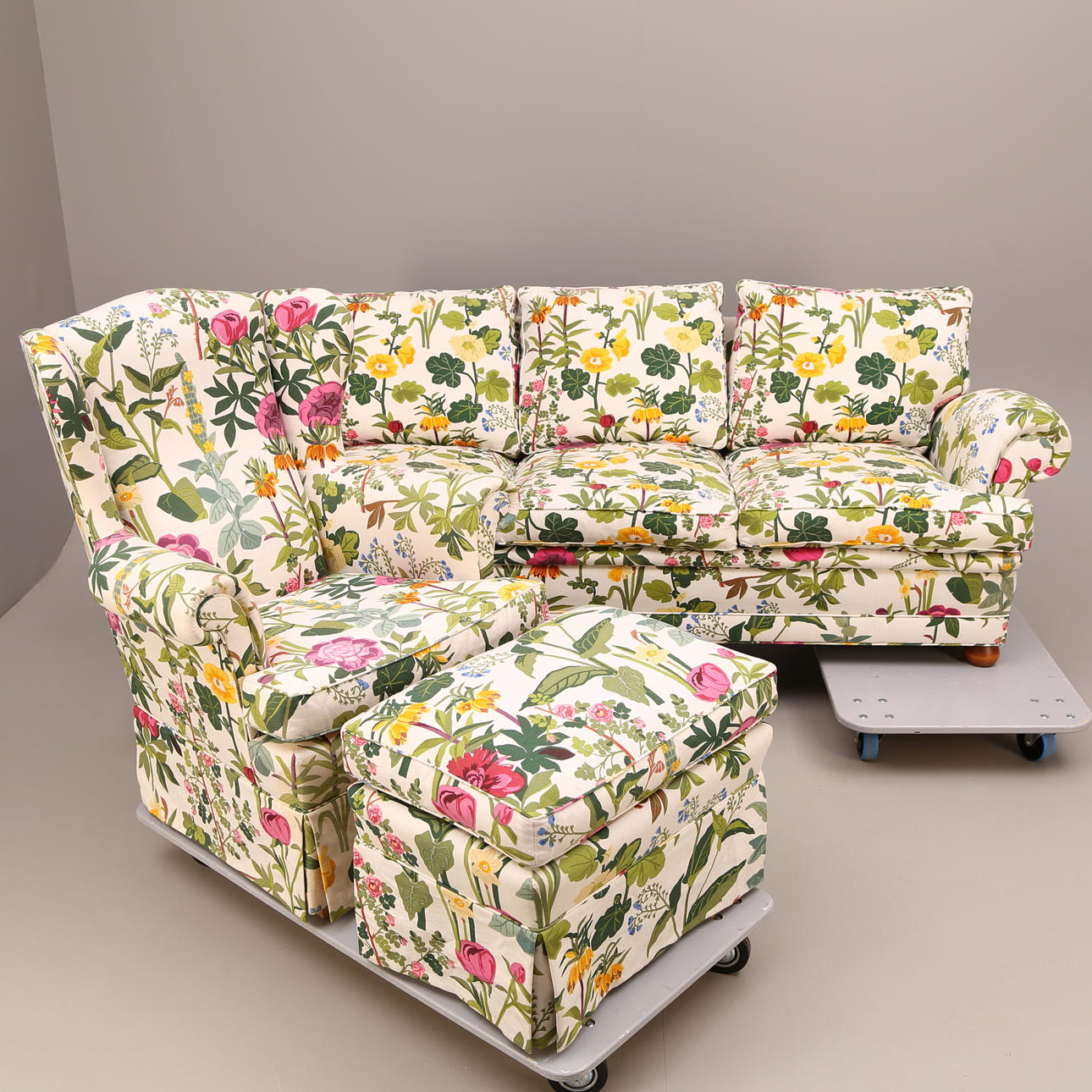 SOFFGRUPP, 3 delar, soffa + fåtölj + pall, England, 1990-tal.