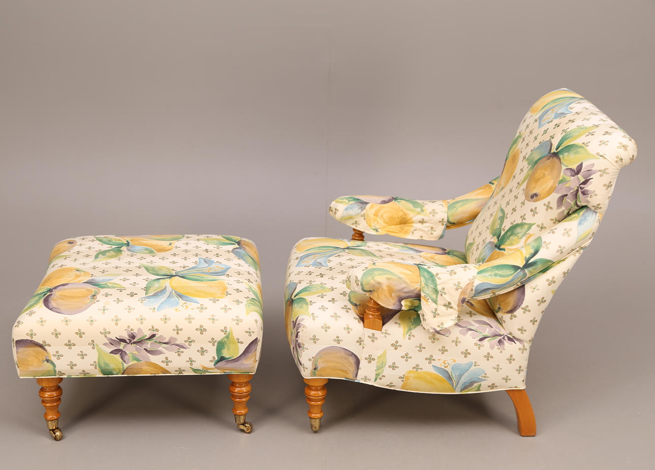 FÅTÖLJ med FOTPALL, dekor stora äpplen, England, 1990-tal.