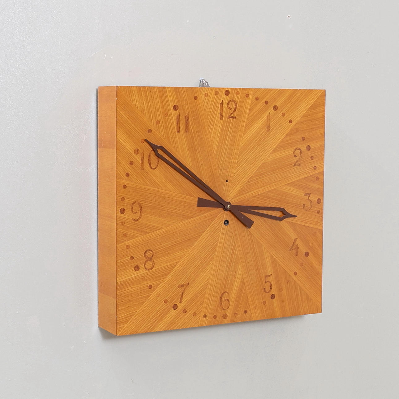 Vægur, træ, første halvdel af det 20. århundrede.