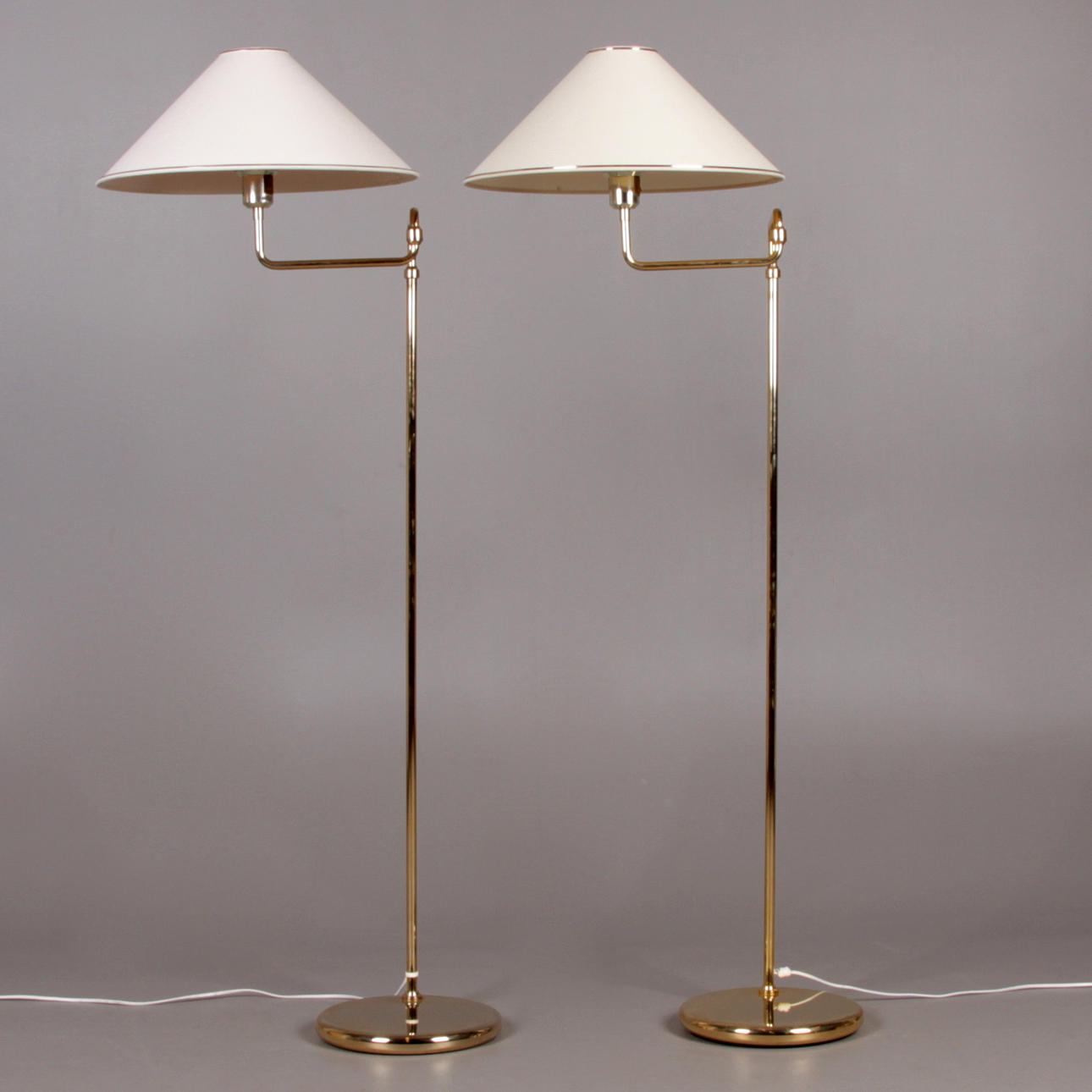 GOLVLAMPOR, ett par, mässing, RAF, 1900-talets andra hälft.