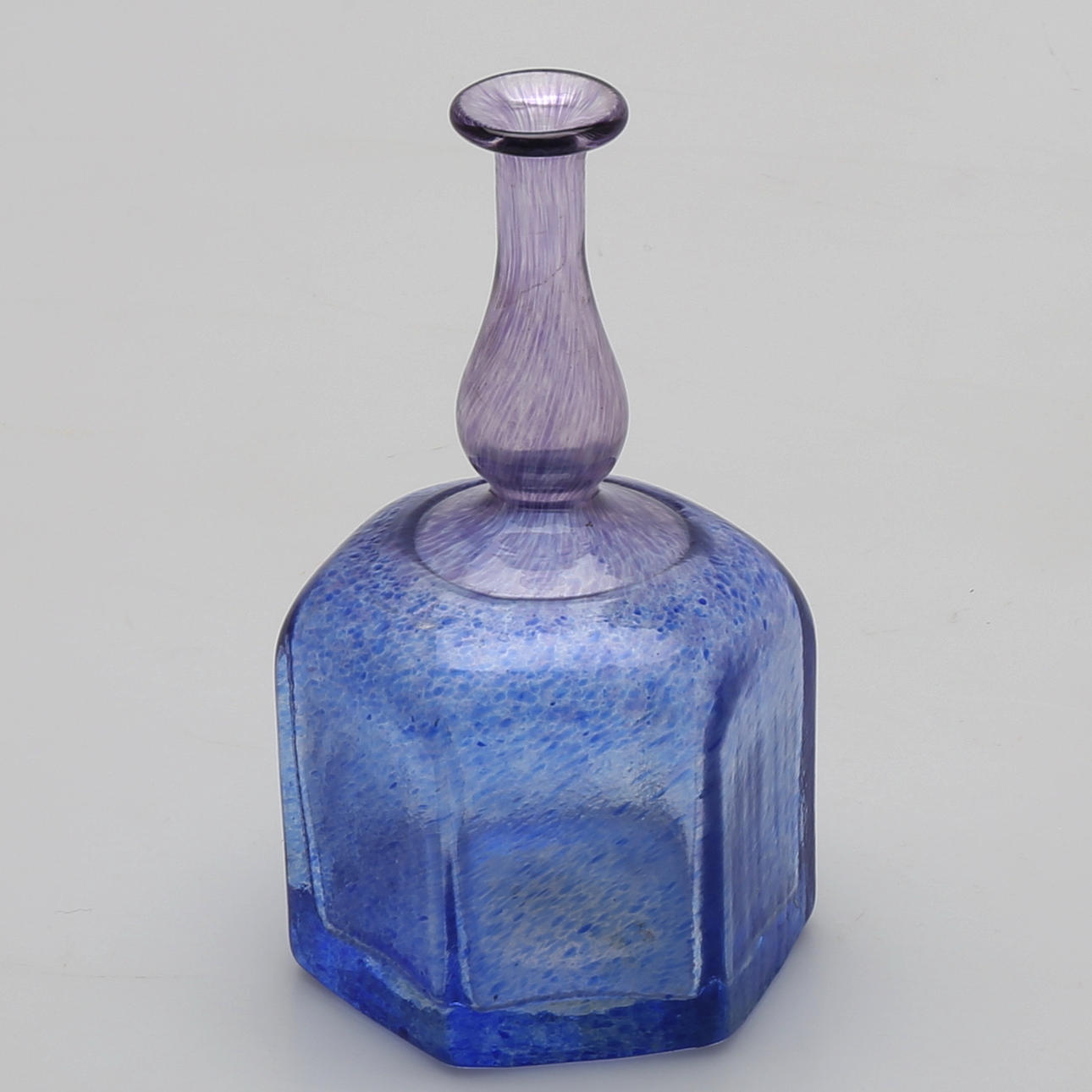 BERTIL VALLIEN. Vas, glas. "Antikva" Boda Artist Collection. Signerad.