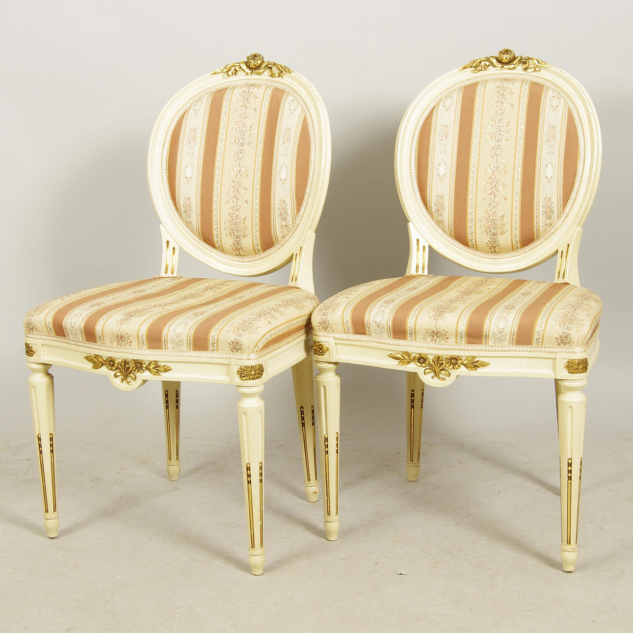 STOLAR, 1 par, vitmålade med förgyllningar.