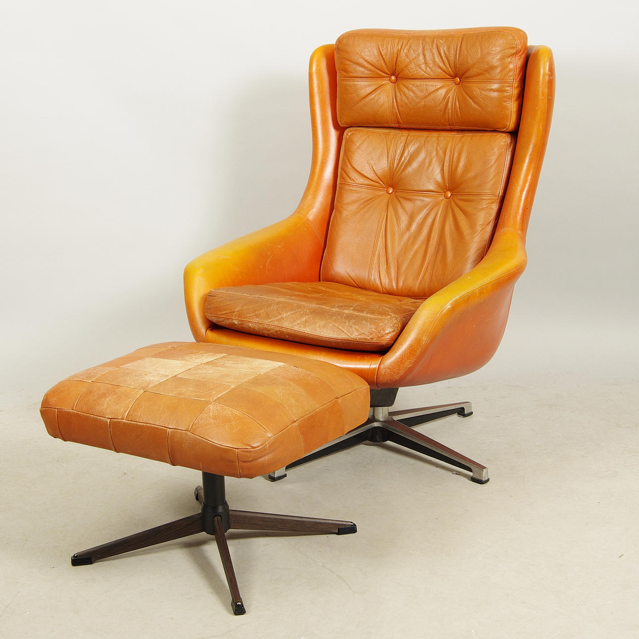 SNURRFÅTÖLJ MED FOTPALL, skinn, 1970-tal.