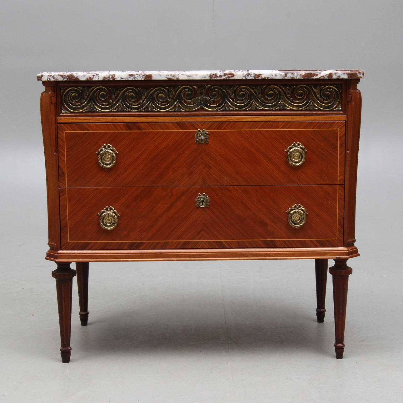 BYRÅ med stenskiva, gustaviansk stil, 1900-tal.