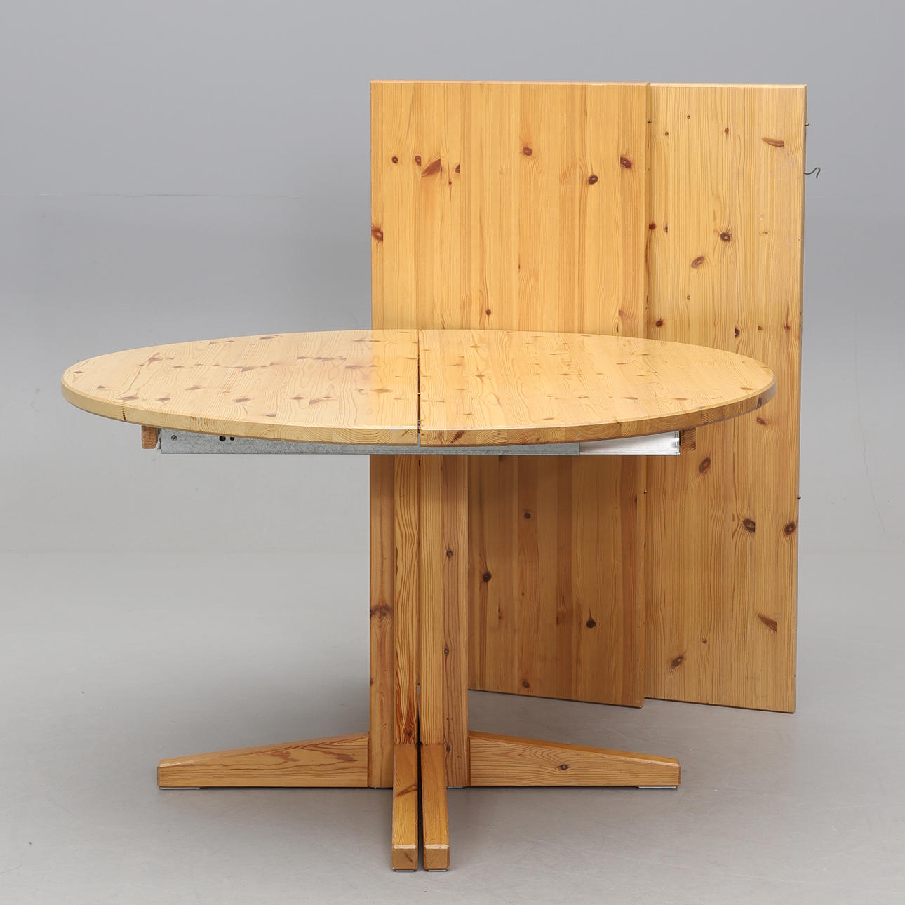 KARIN MOBRING. Esstisch, Modell „Klacken“, IKEA 1980.