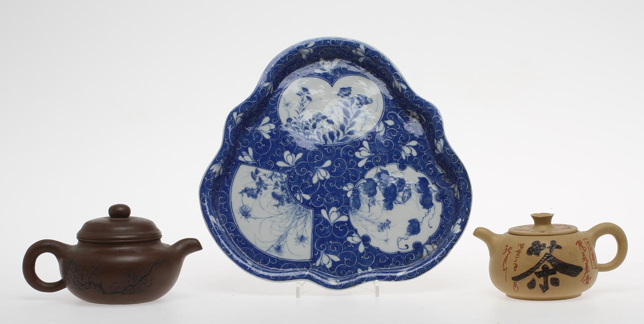 TEKANNOR, 2 st, keramik samt FAT, porslin. Kina.