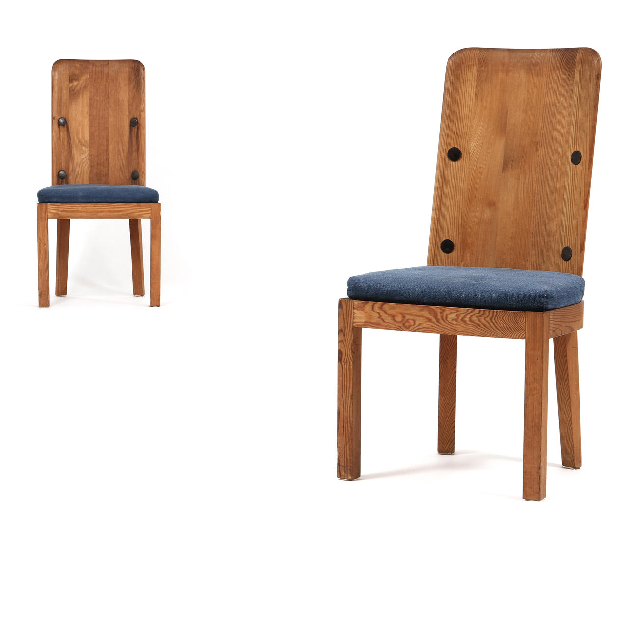 AXEL EINAR HJORTH. Stolar "Lovö" med hög rygg, ett par, syrabetsad furu. Nordiska Kompaniet 1930-tal.