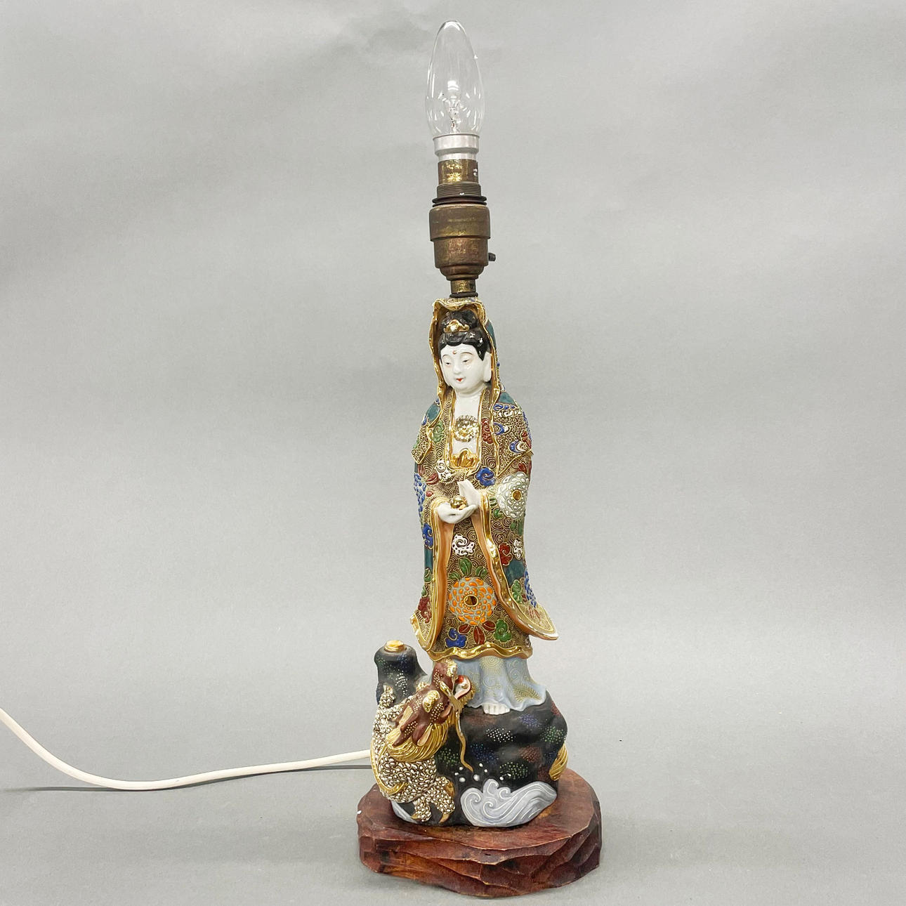 JAPANSK SATSUMA FIGUR BORDSLAMPBAS.