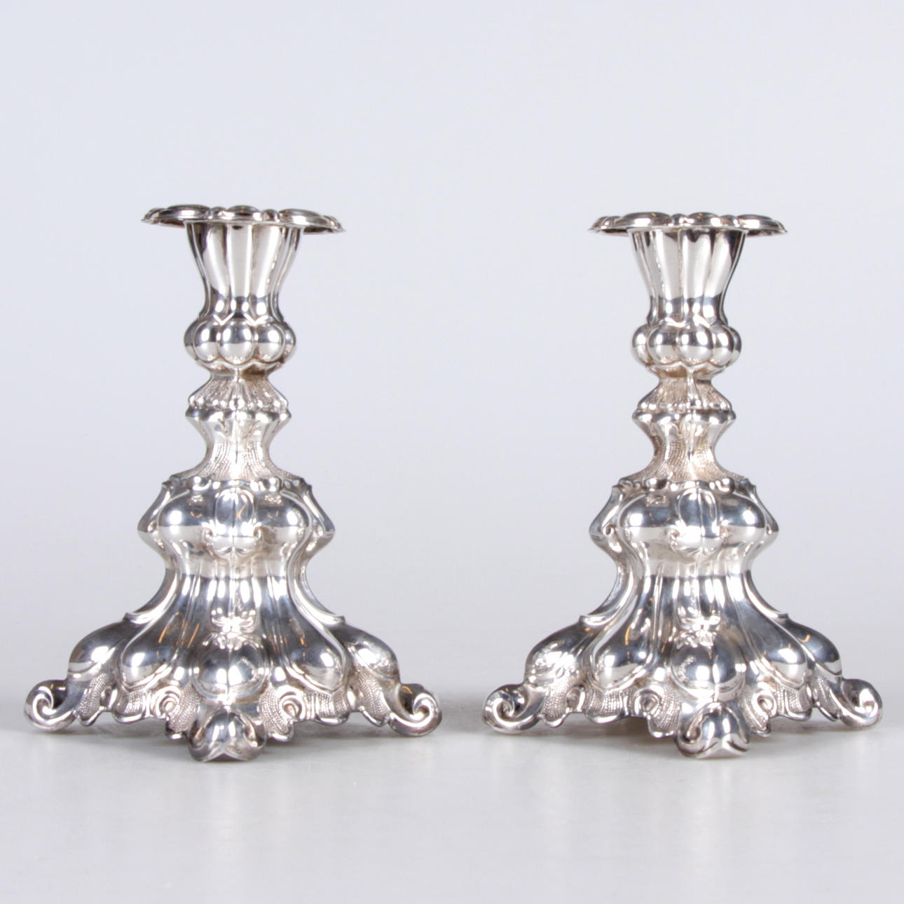 LJUSSTAKAR, ett par, vitmetall, barockstil, 1900-tal.