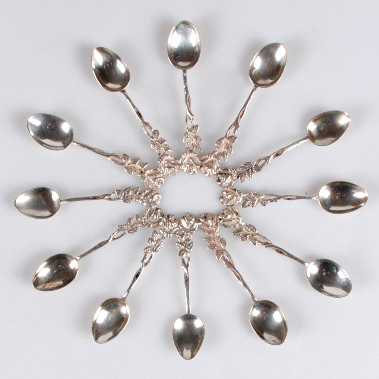 MOCKASKEDAR, 12 st. Silver, modell "Rosen", JLH, Stockholm, 1900-tal.