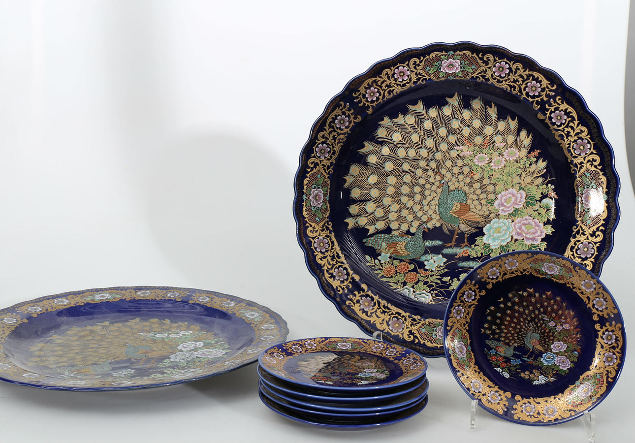 PRYDNADSFAT OCH TALLRIKAR, porslin, 8 stycken, Kina, 1900-talets andra hälft.