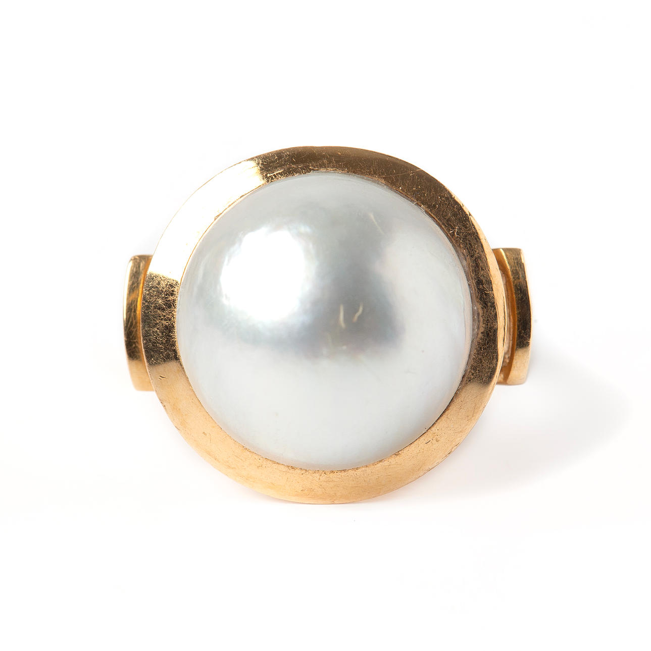 Ein Ring aus 18 Karat Gold mit einer halben Perle, Ceson, Göteborg, 1971.