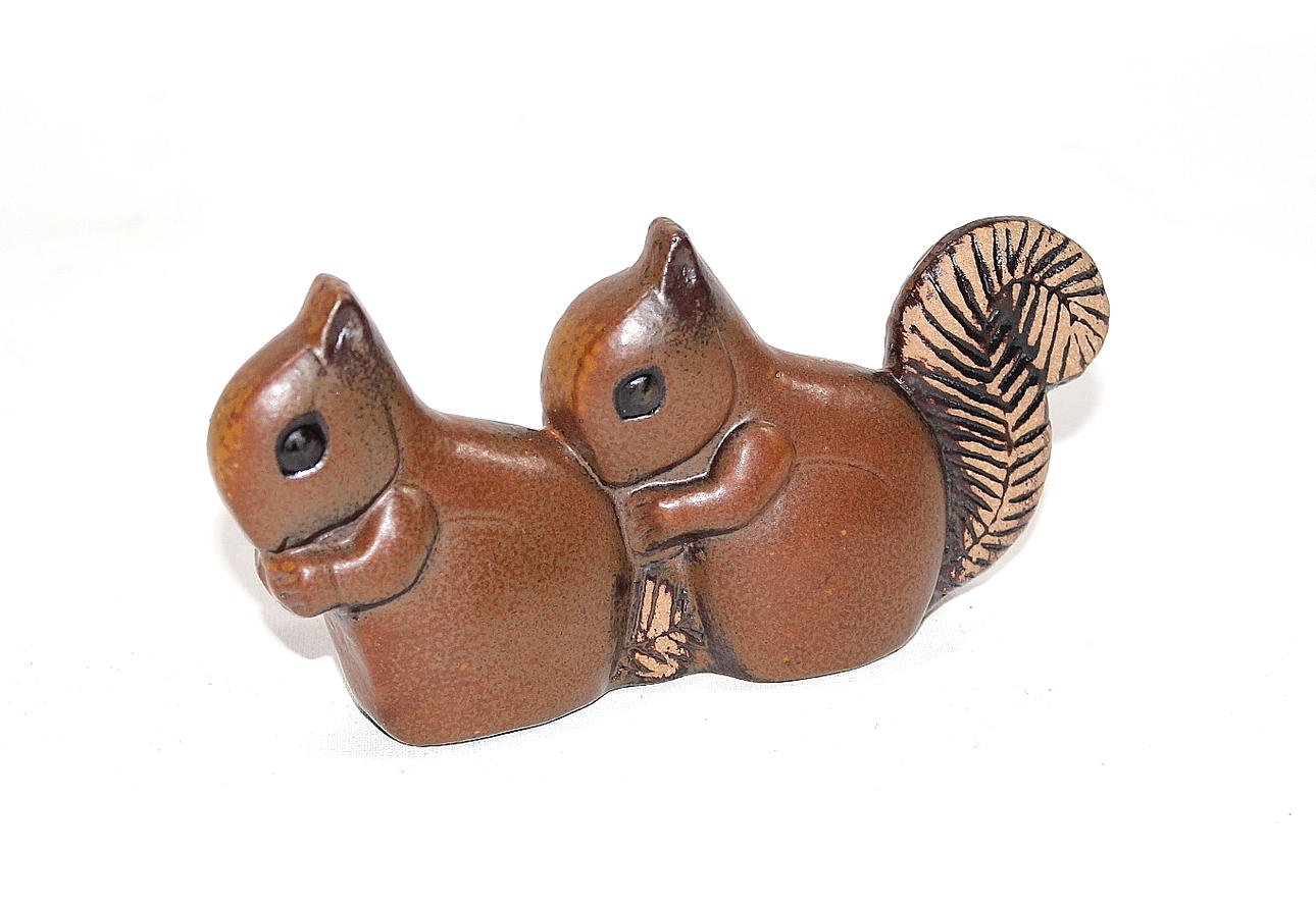 LISA LARSON. figurin, stengods, ekorrar ur serien "Noaks Ark". 1900-tal. Gustavsberg.