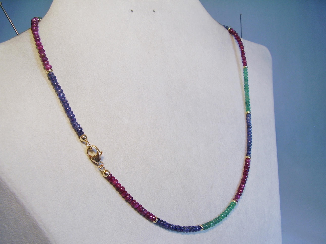 RUBY SAFIR SMARAGD ÄDELSTEN HALSBAND 49,8 ct.