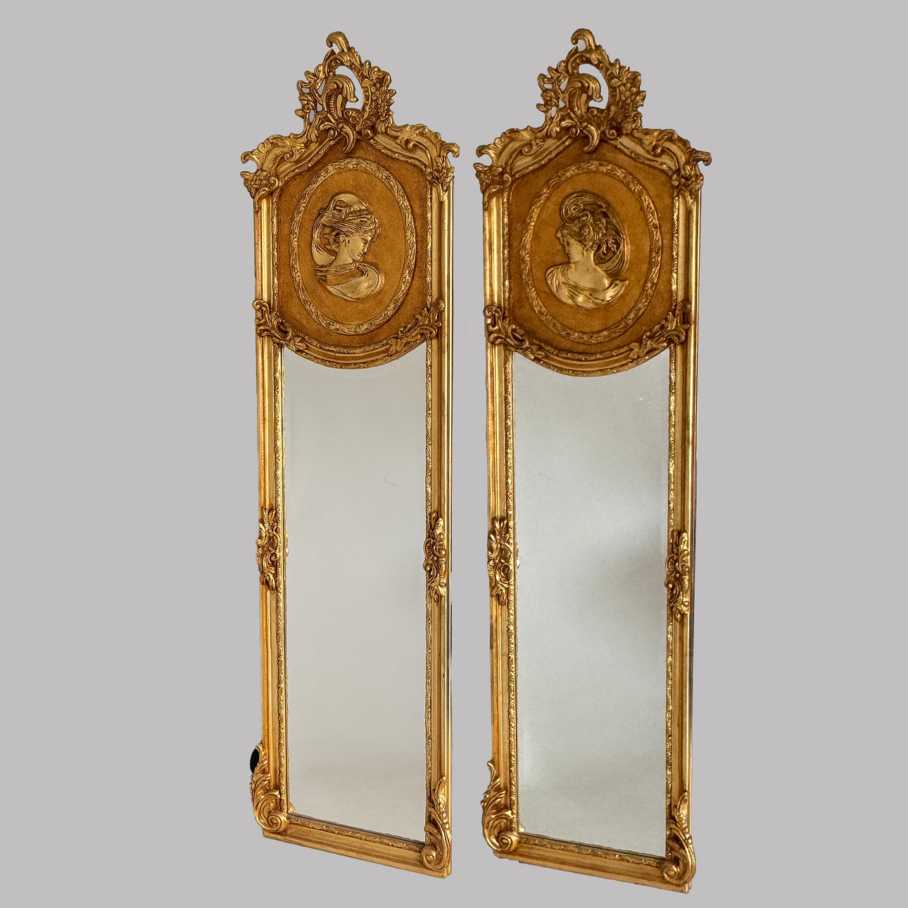 PAR FÖRGYLLDA KLÄDSPEGLAR.