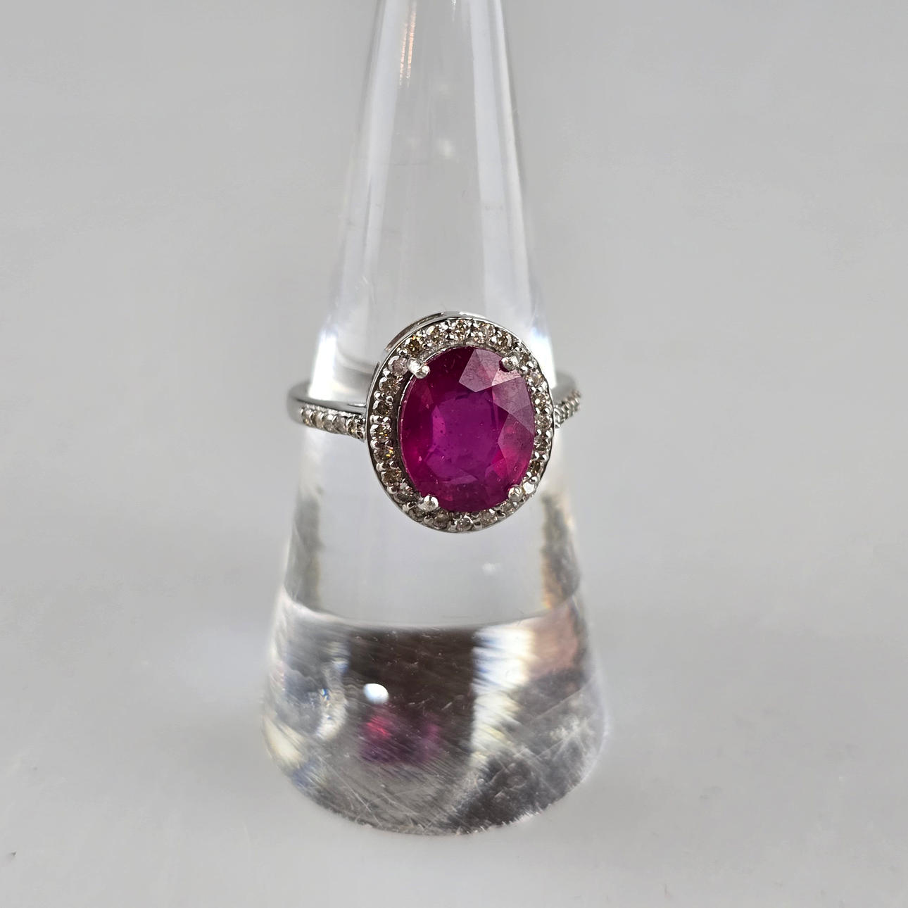 - Rubinring med diamant accenter, 925 sølv.