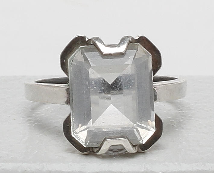 RING, sterlingsilver med bergkristall. Stigbert, Engelbert Heribert AB.