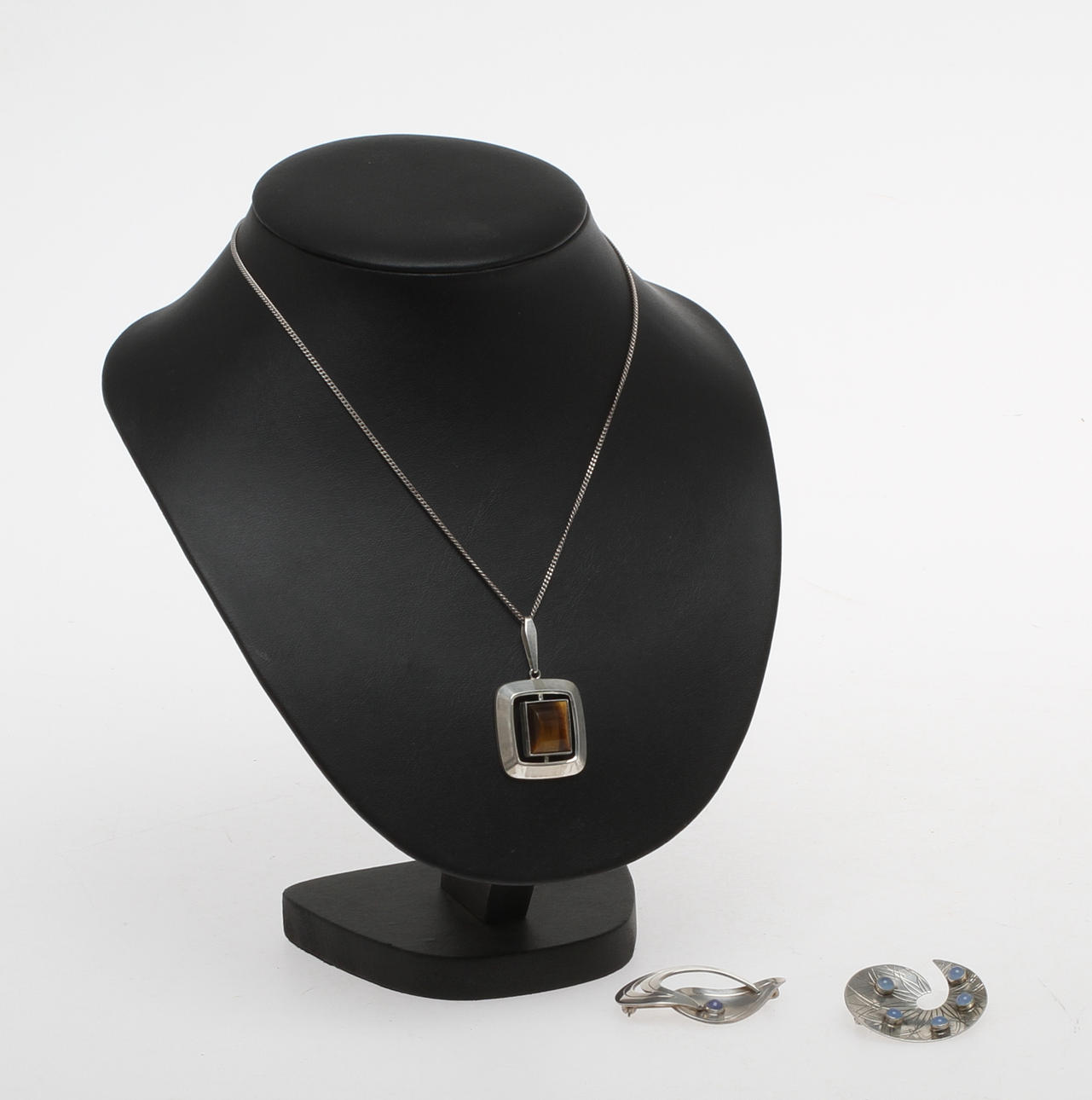 BROSCHER, 2 st, KEDJA med hänge, silver, 1900-tal.