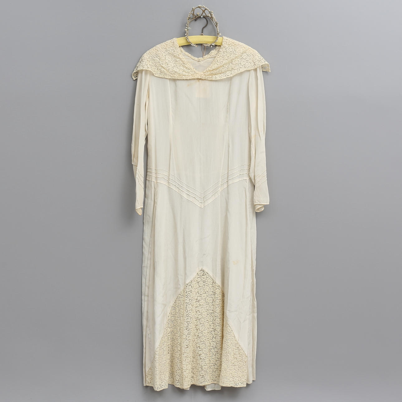 BRUDKLÄNNING med tiara, tidigt 1900-tal.