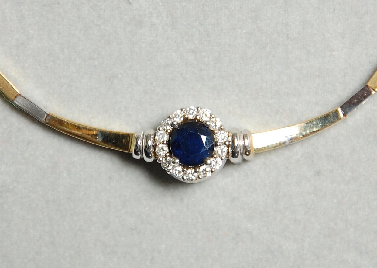 HALSBAND, 14 K vitguld, röttguld, vändbart hänge, med brilantslipade diamanter, 0,50 ct, Safir 1,09 ct.