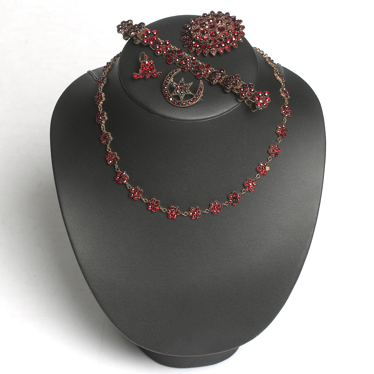 HALSBAND, BROSCHER, ARMBAND, 5 delar, fasettslipade granater.