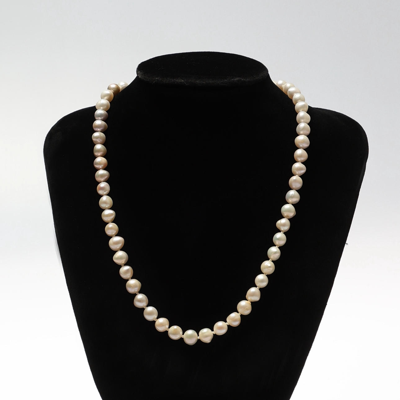 PÄRLCOLLIER. Odlade pärlor.