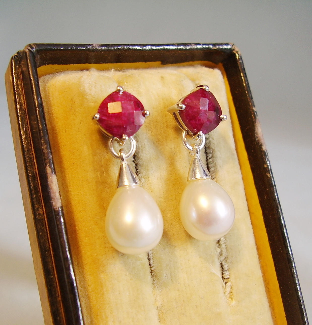 RUBY PEARL STUD ÖRHÄNGEN 2ct.